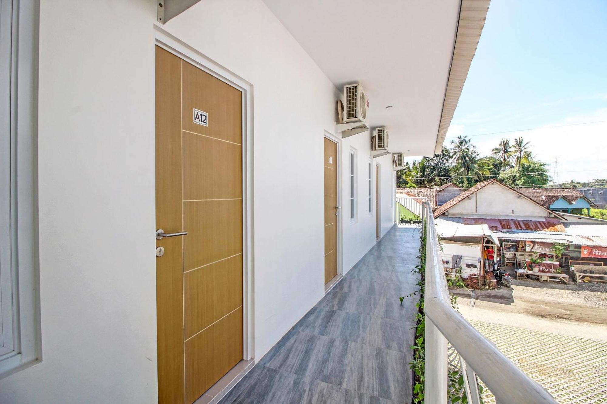Super Oyo Collection O 92363 Kp Inn Temon Exterior foto